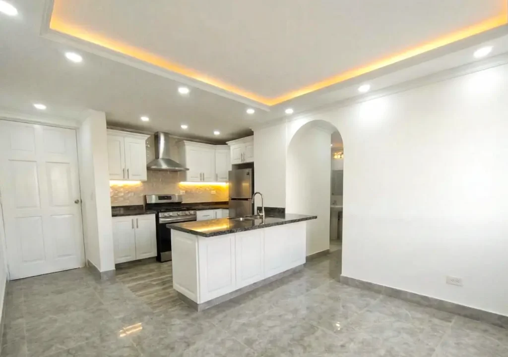 Cocina a medida con barra y muebles en madera